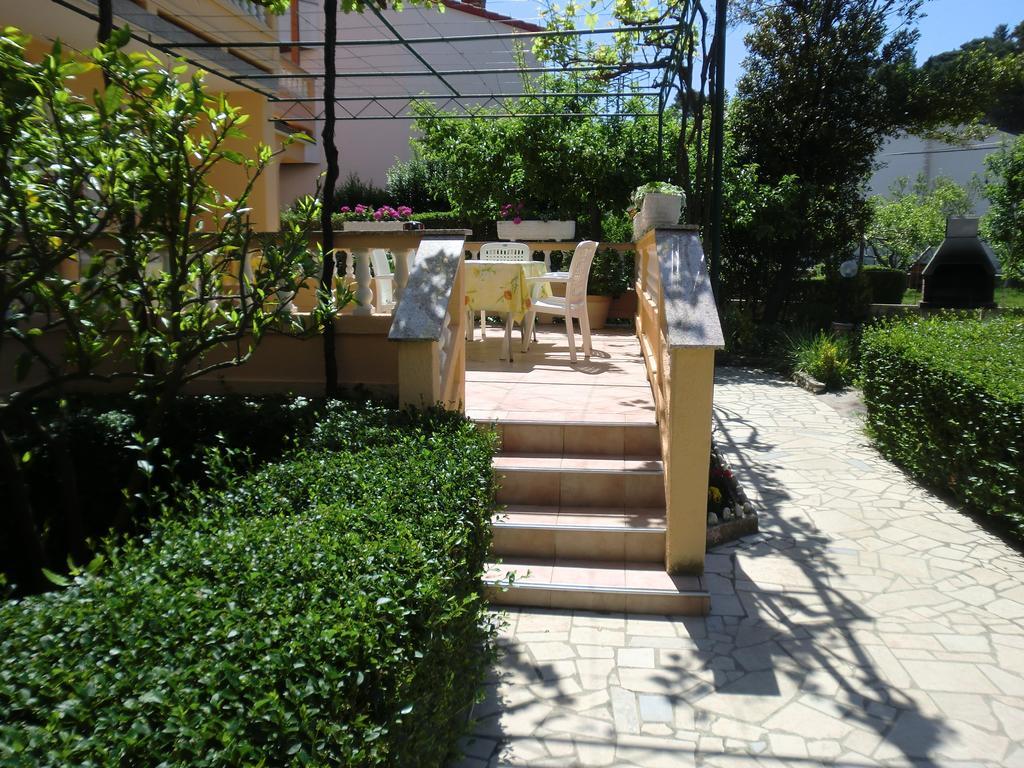 Guest House Sandra Rab Town Exterior photo