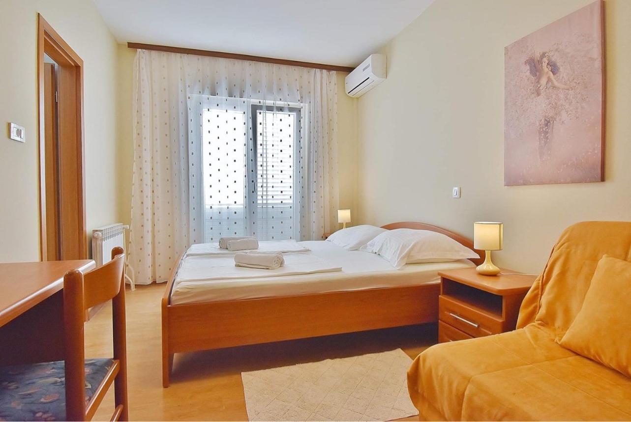 Guest House Sandra Rab Town Exterior photo