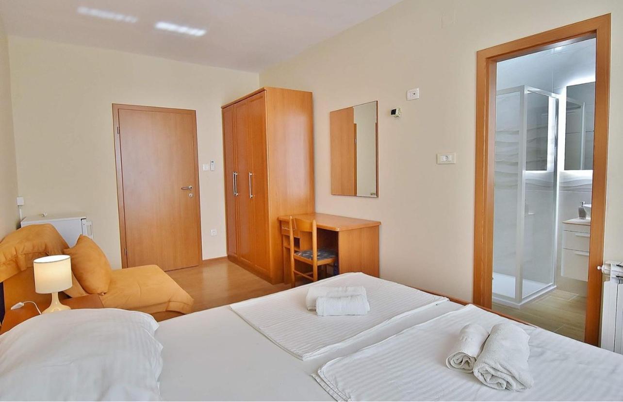 Guest House Sandra Rab Town Exterior photo