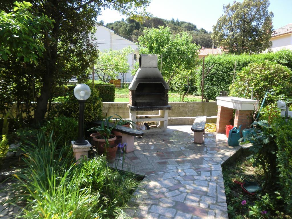 Guest House Sandra Rab Town Exterior photo