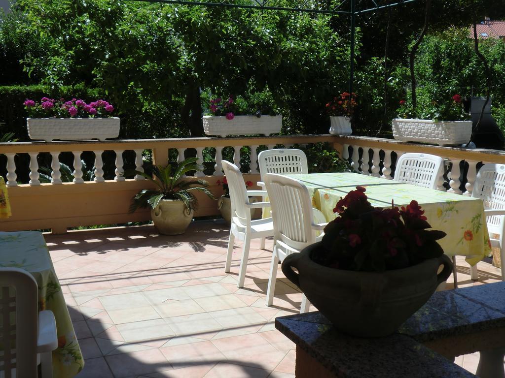 Guest House Sandra Rab Town Exterior photo