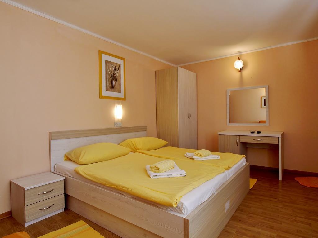 Guest House Sandra Rab Town Exterior photo