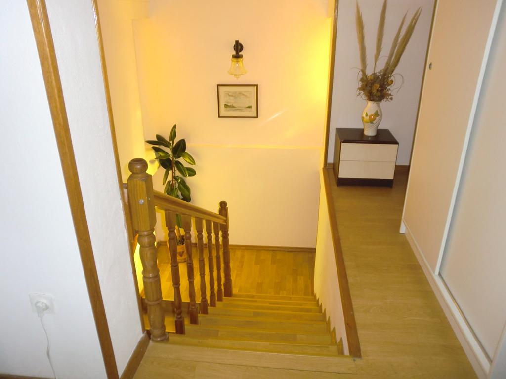 Guest House Sandra Rab Town Exterior photo