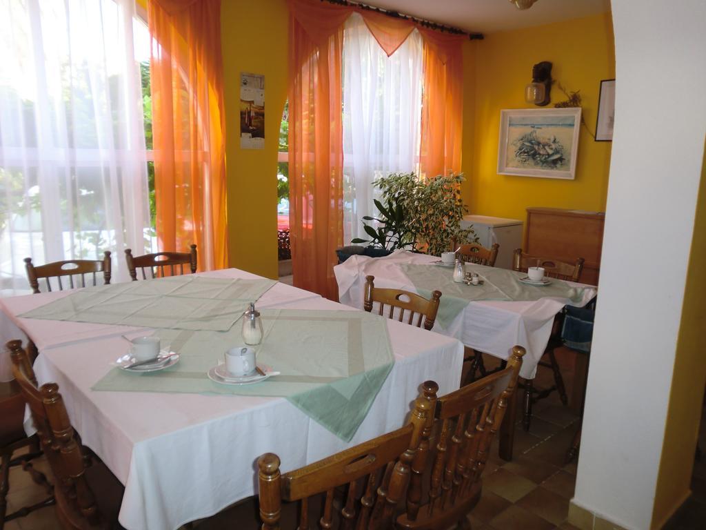 Guest House Sandra Rab Town Exterior photo